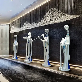 Skulptuurid ja dekoratsioonid ning tegelased hotelli fuajees, pehme dekoratiivseid teoseid, suured ja põrand lagi käsitöö
